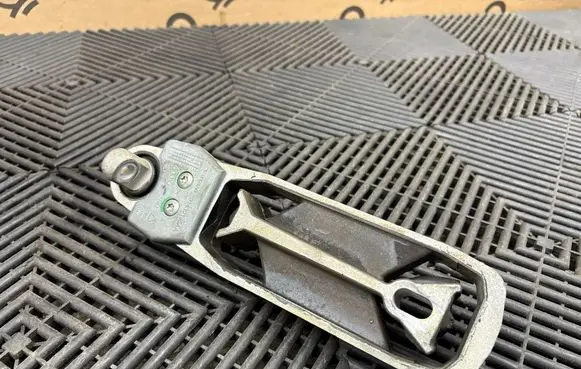 Volvo XC90 Engine mount bracket 31430195AA