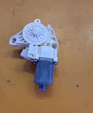 Mercedes-Benz E W212 Front door window regulator motor A2129066702 0130822636