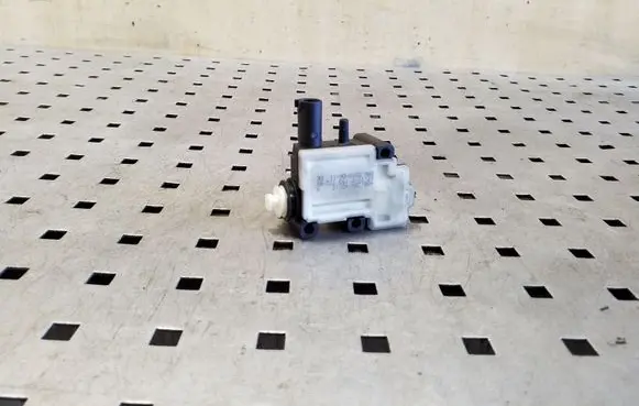 Fuel tank cap lock motor