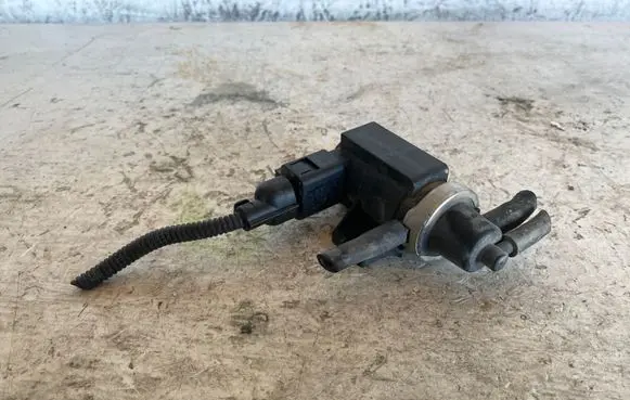 Audi A4 S4 B7 8E 8H Turbo solenoid valve 1J0906627 02T007 72290320