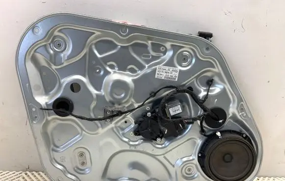Hyundai ix20 Front door window regulator with motor 824701K010