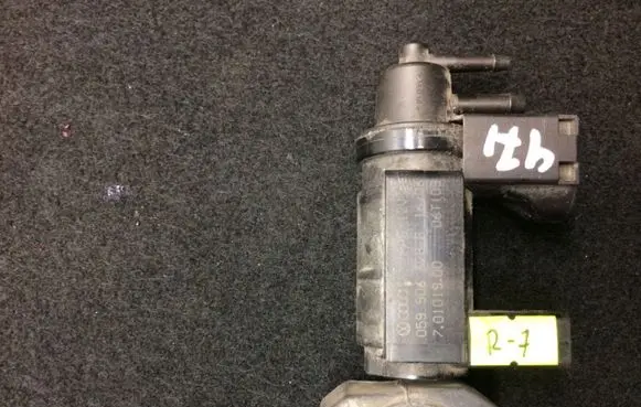 Audi A4 S4 B7 8E 8H Vacuum valve 059906628B