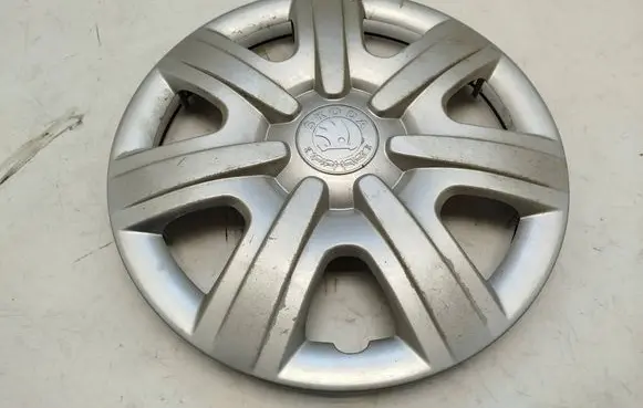 Skoda Fabia Mk2 (5J) R15 wheel hub/cap/trim 5J0601147
