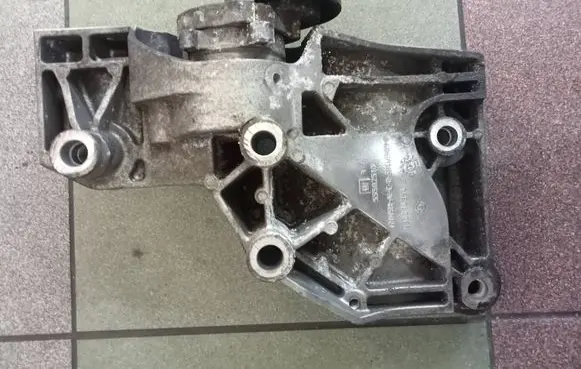 Opel Insignia A A/C compressor mount bracket 55582510 532274354