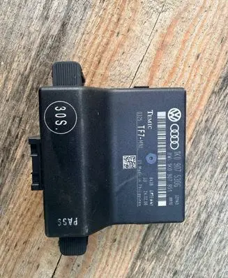 Volkswagen Golf V Gateway control module 1K0907530G
