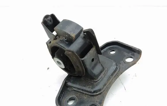 Lexus CT 200H Engine mount bracket
