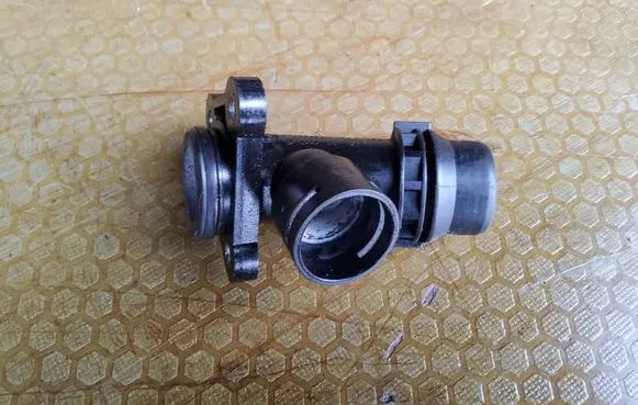 Volkswagen PASSAT B6 Engine coolant pipe/hose 06F121131C