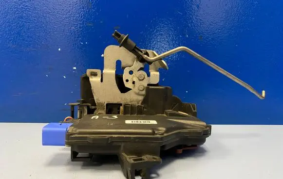 Audi A3 S3 8P Front door lock 4E2837016