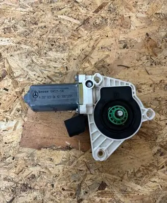 Mercedes-Benz CLA C117 X117 W117 Front door window regulator motor A2078200642