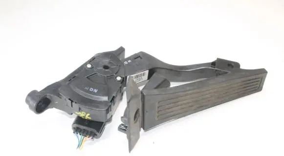 Hyundai i40 Accelerator throttle pedal 327272T900