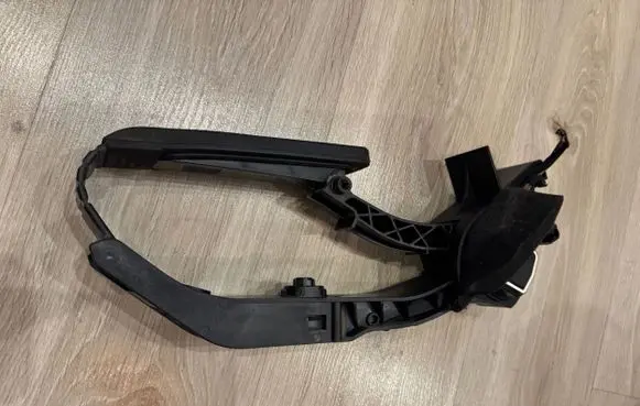 Mercedes-Benz E W211 Accelerator throttle pedal A2113000804 2113000804