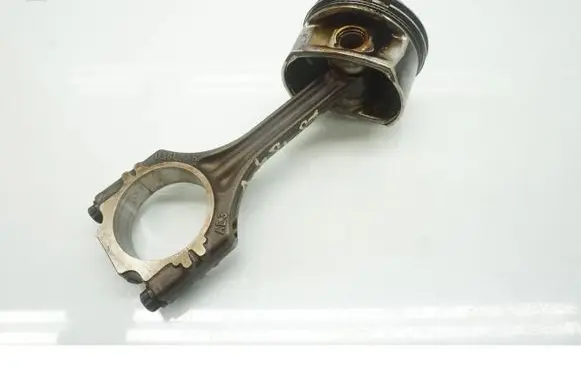 Volkswagen Golf V Piston with connecting rod 