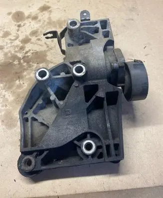 Opel Insignia A A/C compressor mount bracket 55562863 532274354