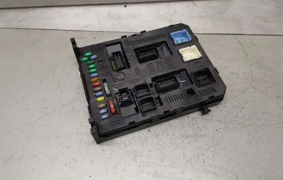Citroen C5 Fuse module 9663510280