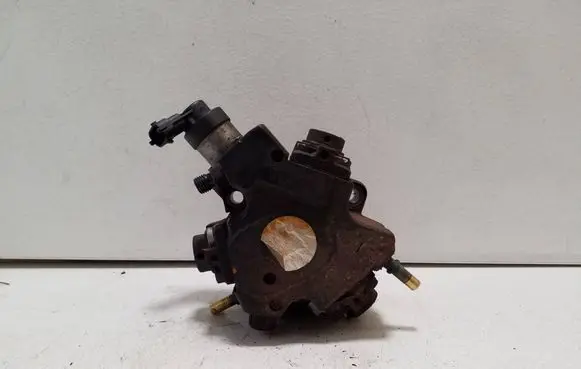 Mercedes-Benz Vito Viano W447 Fuel injection high pressure pump 8201045496 167002972R 0445010250