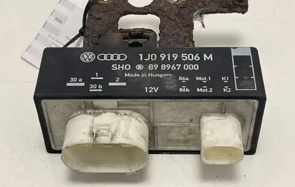 Volkswagen Polo Coolant fan relay 1J0919506M