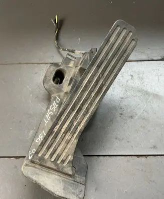 Accelerator throttle pedal