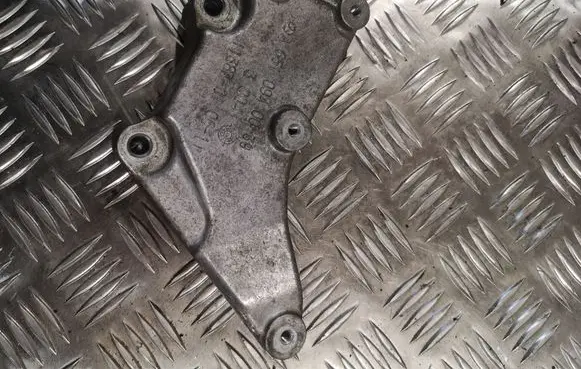 Engine mounting bracket