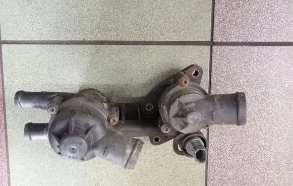 Volkswagen Golf V Thermostat/thermostat housing 03C121026H
