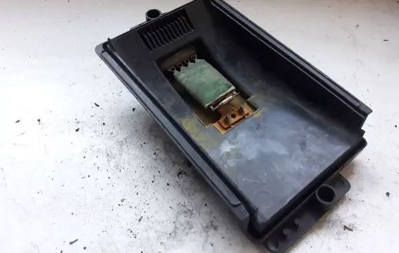 Volkswagen Golf IV Heater blower fan relay 