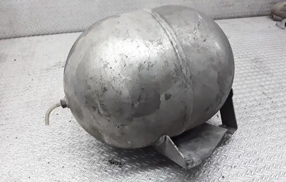 Vacuum air tank