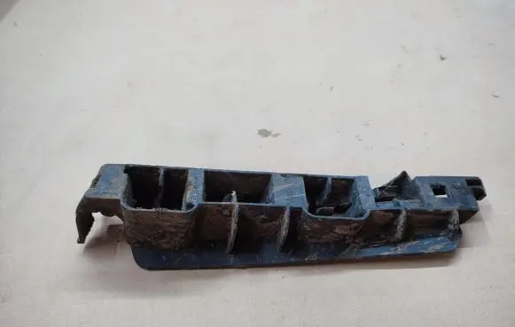 Fender mounting bracket