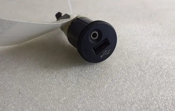 Nissan Juke I F15 USB socket connector GT17S8DSHU