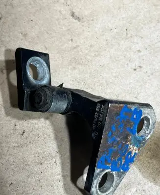 Volkswagen PASSAT B6 Front door upper hinge 3C0831402D EDS44708