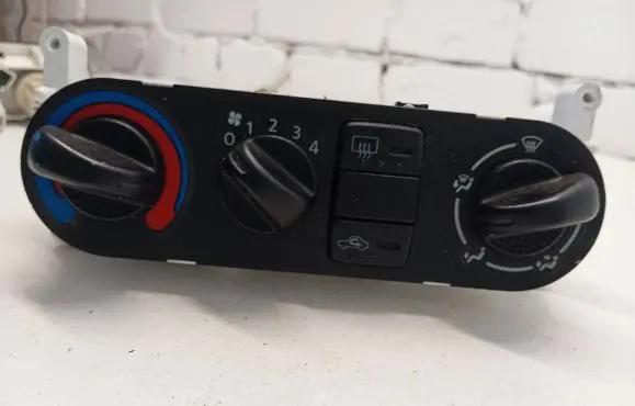 Nissan Almera Climate control unit