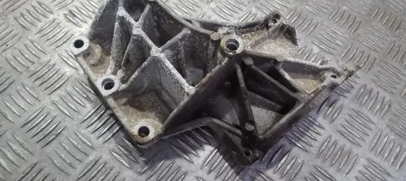 Alfa Romeo 156 Engine mounting bracket