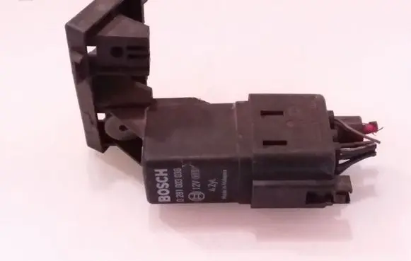 Volkswagen Golf VI Glow plug pre-heat relay 038907281D 281003038