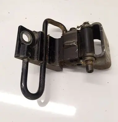 Volkswagen Touareg I Rear door lower hinge 7L0833412
