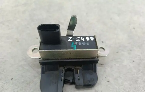 Volkswagen Touran I Tailgate lock latch 1T0827505D