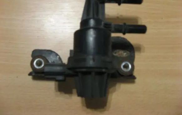 Lincoln Navigator Vacuum valve 9L149H465BA