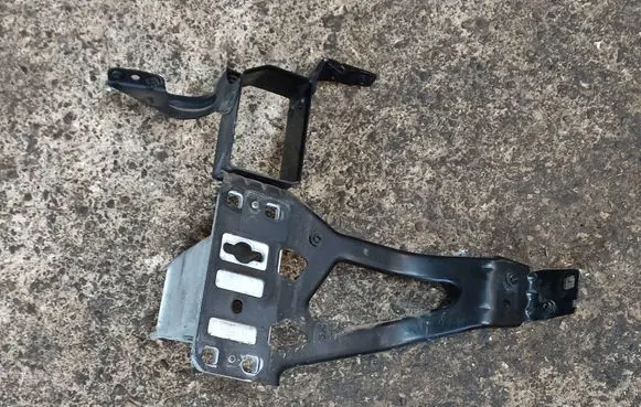 BMW 5 E60 E61 Front bumper mounting bracket 7163484