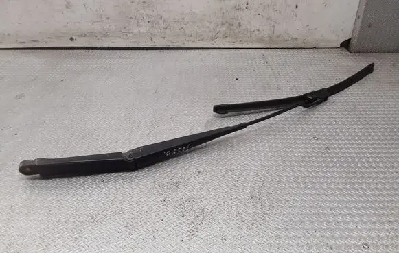 Windshield/front glass wiper blade