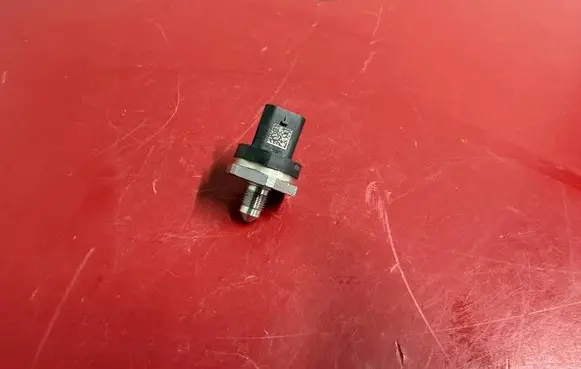 BMW X3 G45 Fuel pressure sensor 8631820