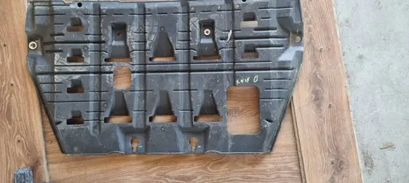 Isuzu D-Max Engine splash shield/under tray 8975066902