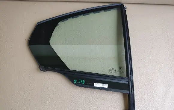 Rear vent window glass