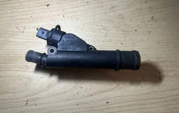 Audi A4 S4 B7 8E 8H Engine coolant pipe/hose 038121132G