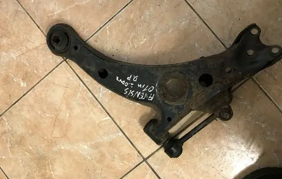 Toyota Avensis T220 Front lower control arm/wishbone
