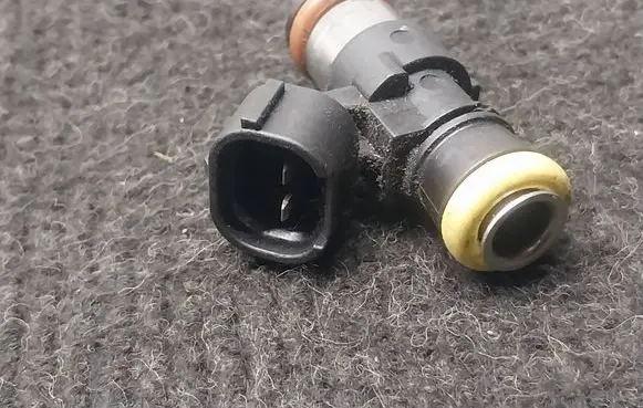 Volkswagen Caddy Fuel injector 03C906039B
