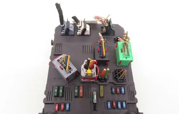 Peugeot 206 Central body control module 9652474680 S118085320C