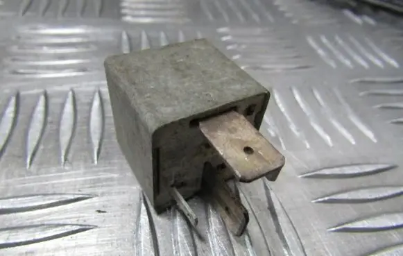 Volkswagen Golf II Other relay 171906383