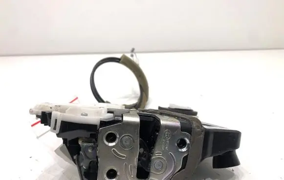 Honda CR-V Front door lock 