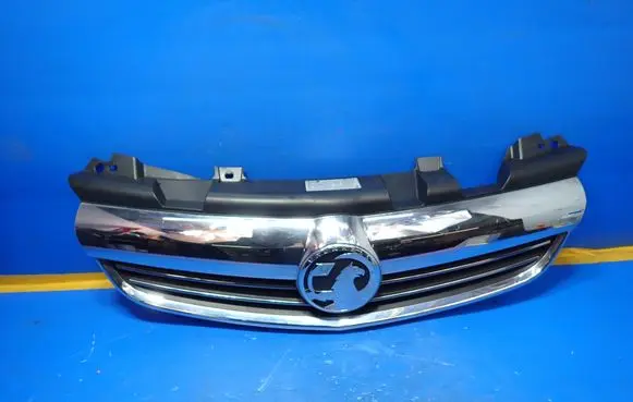 Opel Zafira B Front bumper upper radiator grill 13247331
