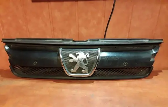 Peugeot Boxer Front bumper upper radiator grill 1304703070