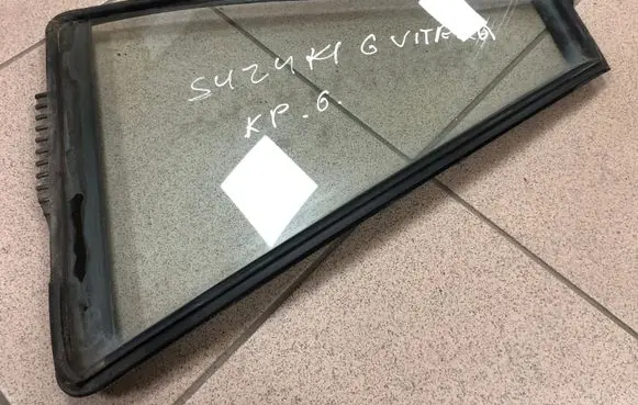 Suzuki Grand Vitara II Rear vent window glass 846756500