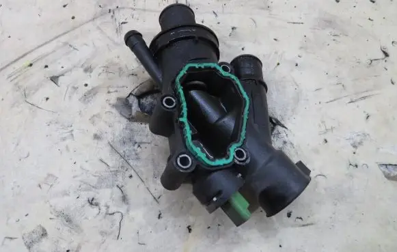 Ford Kuga II Thermostat housing 980364878001