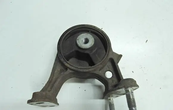 Toyota RAV 4 (XA30) Engine mounting bracket